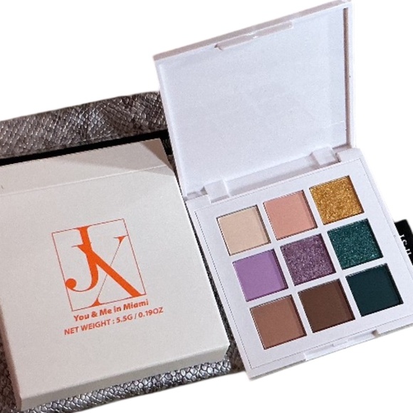 Small Makeup Bundle, 9 Pieces, Eyeshadow, Lip Oil, Bronzer, Powder, Blush, NEW - Picture 2 of 9